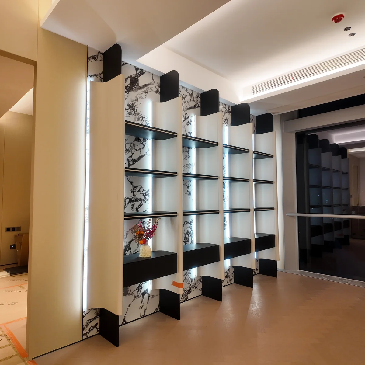 全铝展示柜落地实拍-嵌入式灯带层板架