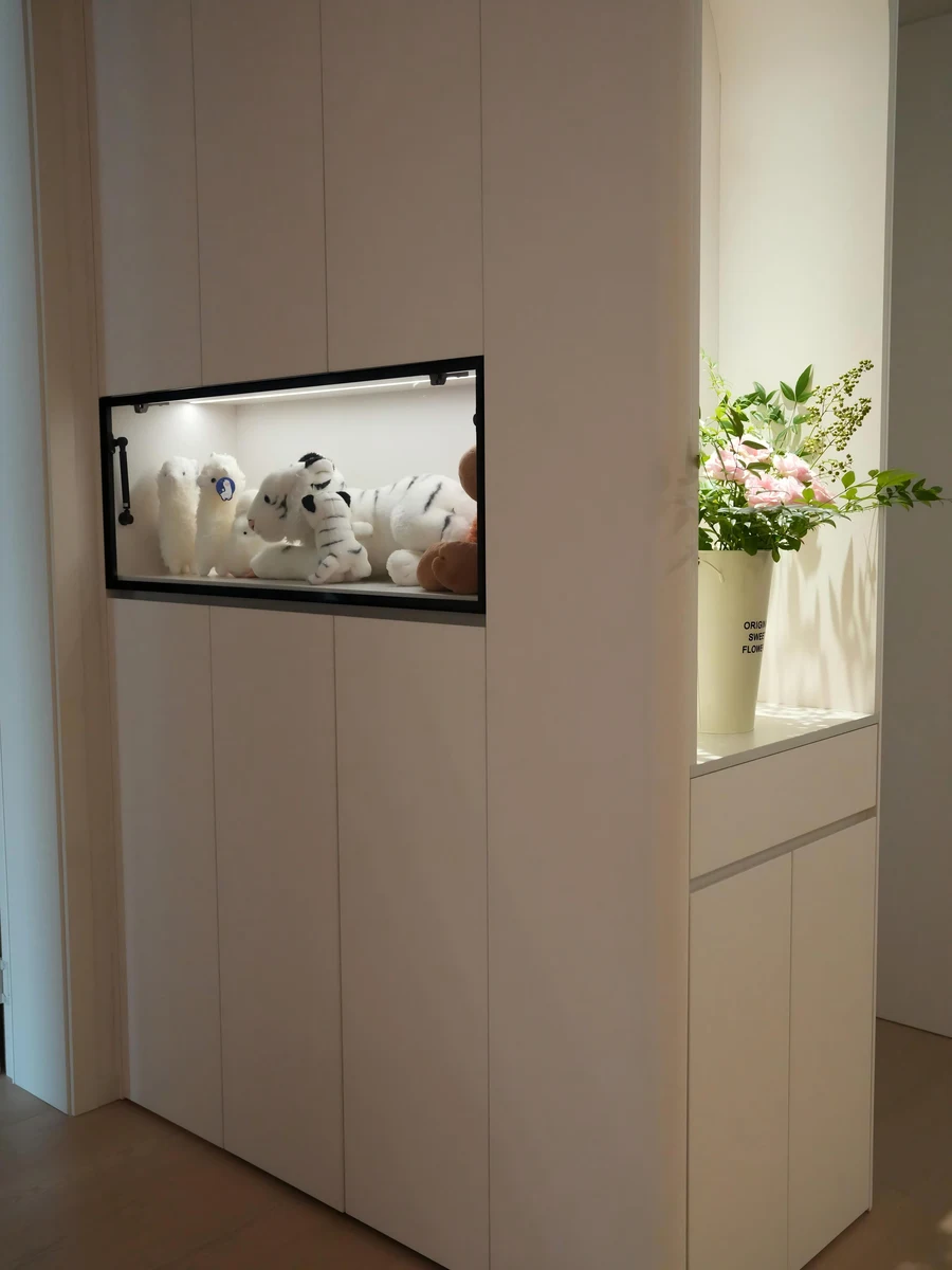 全铝玄关展示柜落地实拍-酒格与灯带层板